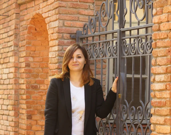 Hermosa mujer al aire libre — Foto de Stock