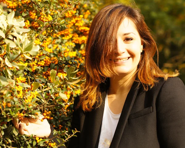 Schöne Frau im Freien — Stockfoto