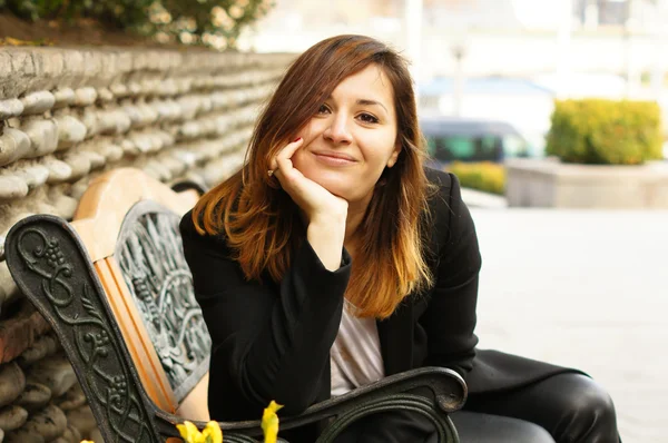 Hermosa mujer al aire libre — Foto de Stock