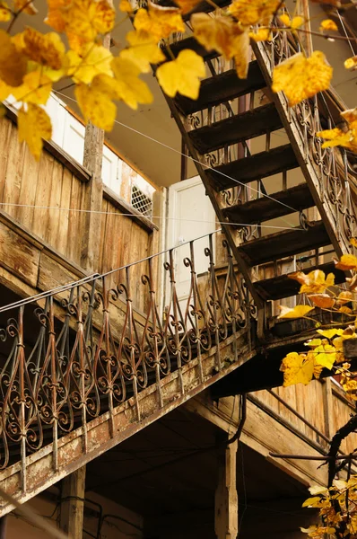오래 된 트빌리시에서 야외 계단 — стокове фото