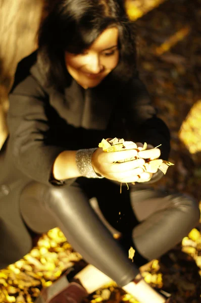 Schöne Frau im herbstlichen Park — Stockfoto