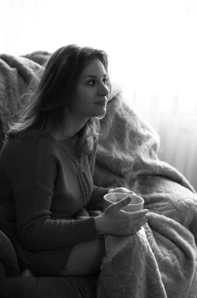 美しい女性がお茶を飲む — ストック写真