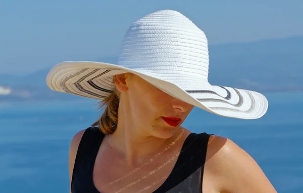Portrait of woman in a straw hat — ストック写真