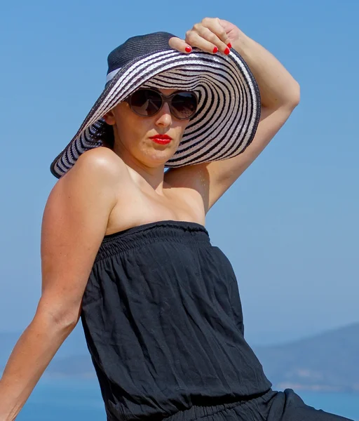 Portrait of woman in a straw hat — Stock Photo, Image