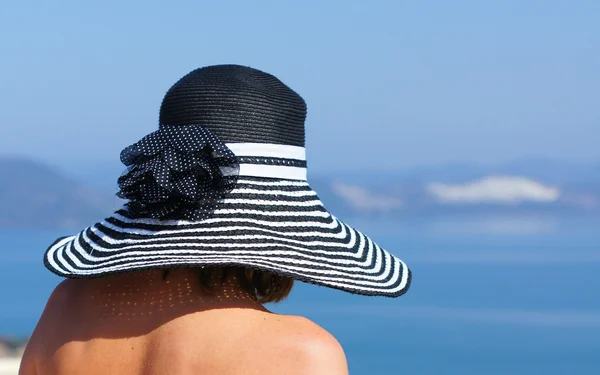 Ritratto di donna con cappello di paglia — Foto Stock