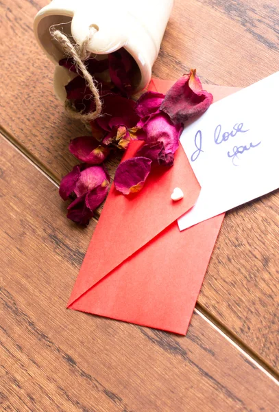 Notas de amor e envelope — Fotografia de Stock