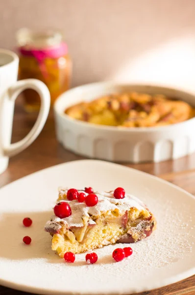 Dolci, torte, zucchero in polvere e frutta — Foto Stock