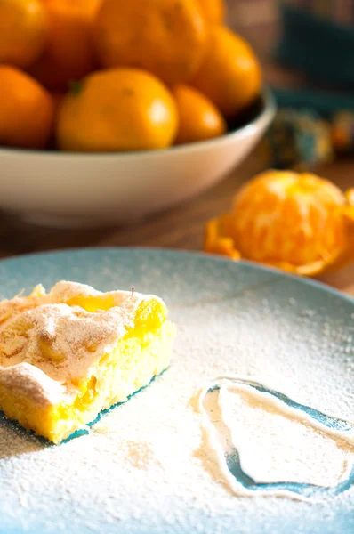 Süßigkeiten, Kuchen, Zuckerpulver und Früchte — Stockfoto