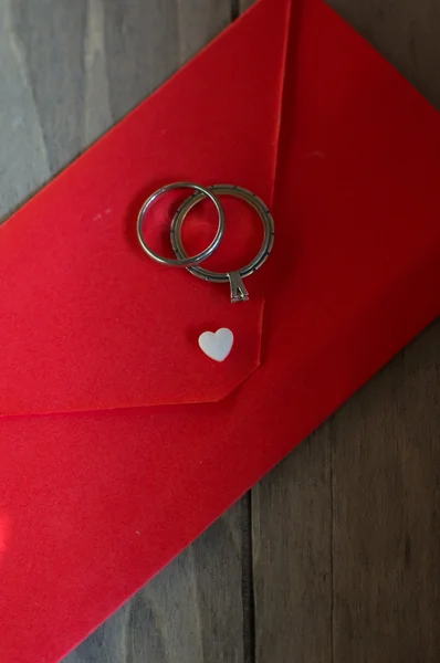 Enveloppe rouge et coeur blanc — Photo