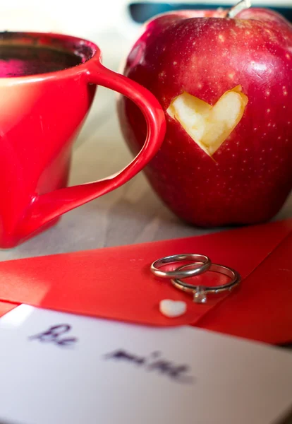 Red envelope and white heart — Stock Photo, Image