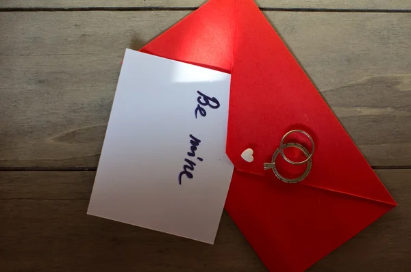 Envelope vermelho e coração branco — Fotografia de Stock