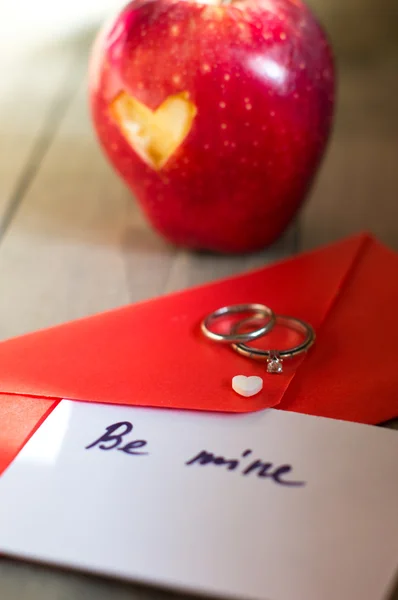 Envelope vermelho e coração branco — Fotografia de Stock