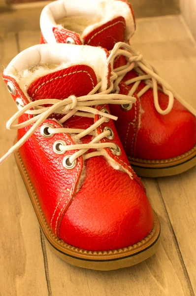 Sapatos infantis vermelhos — Fotografia de Stock