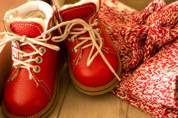 Röd barn skor — Stockfoto