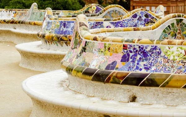 Panca in ceramica nel parco più famoso di Barcellona - Park Guell — Foto Stock