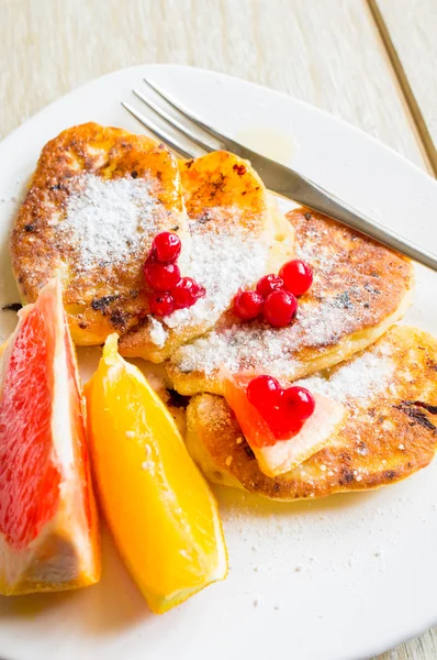 Pancakes with fruits — Stock Photo, Image