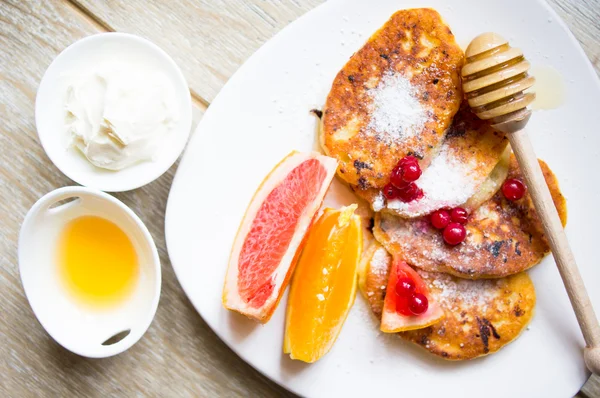 Frittelle con frutta — Foto Stock