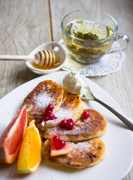 Frittelle con frutta — Foto Stock