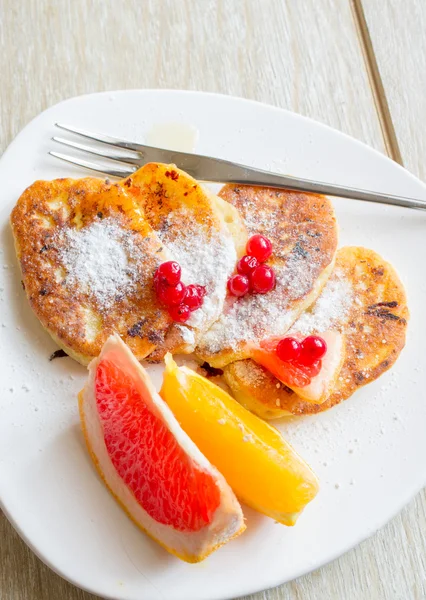 Frittelle con frutta — Foto Stock