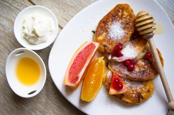 Panqueques con frutas —  Fotos de Stock