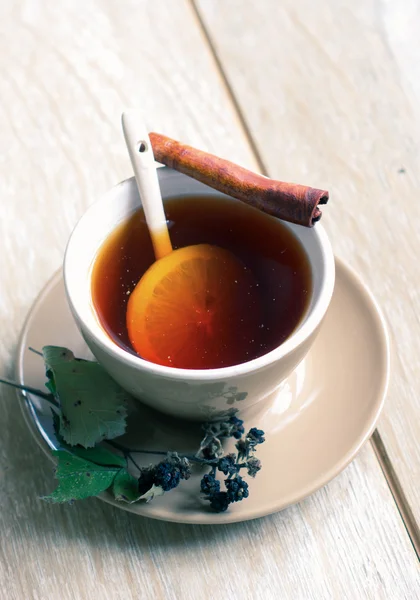 Taza de té con limón —  Fotos de Stock