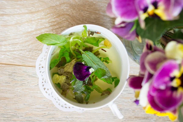 Mint te, Viola blommor och god morgon notera — Stockfoto