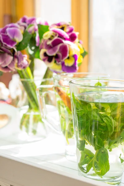 Nane çayı, viyola çiçekler ve Günaydın unutmayın — Stok fotoğraf