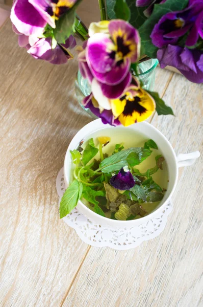 Menta tea, brácsa virágok és jó reggelt Megjegyzés: — Stock Fotó