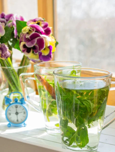 Té de menta, flores de violas y Buenos días — Foto de Stock