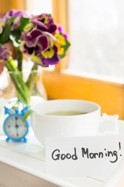 Té de menta, flores de violas y Buenos días — Foto de Stock