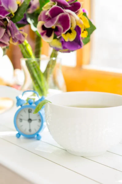 Mint thee, altviolen bloemen en Goedemorgen Opmerking — Stockfoto