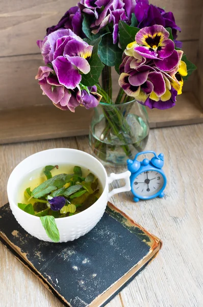 Chá de menta, flores de violas e bom dia. — Fotografia de Stock