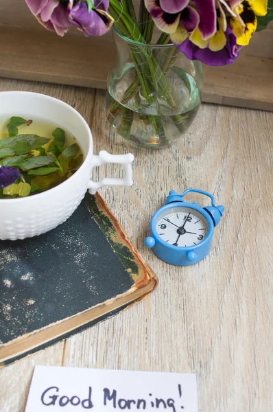 Chá de menta, flores de violas e bom dia. — Fotografia de Stock