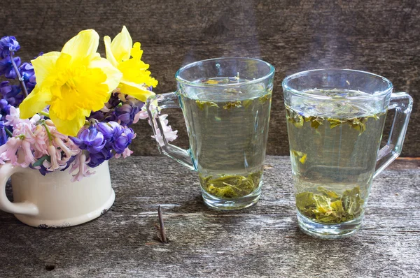 Grönt te och gröna blommor — Stockfoto