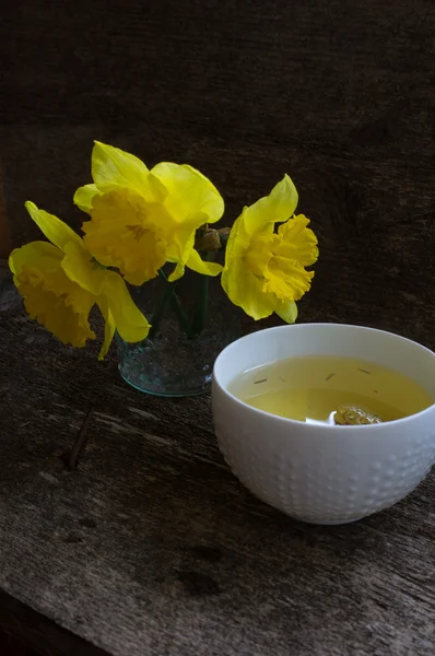 Grüner Tee und Blumen — Stockfoto