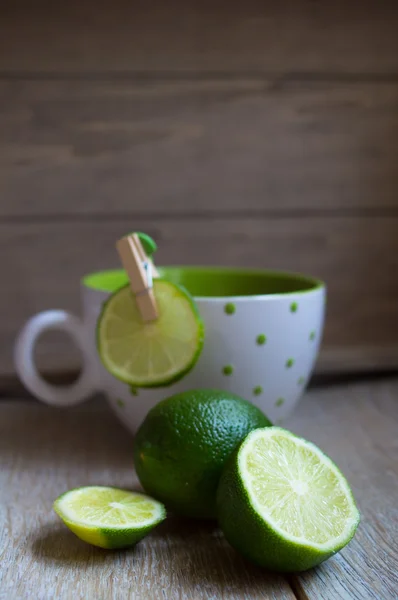 Tea and lime — Stock Photo, Image