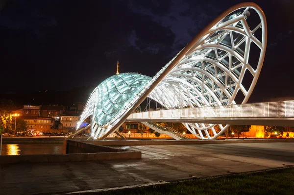 Мост мира простирается над рекой Кура — стоковое фото