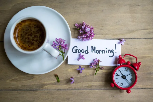 Bir fincan kahve ve leylak çiçeği — Stok fotoğraf