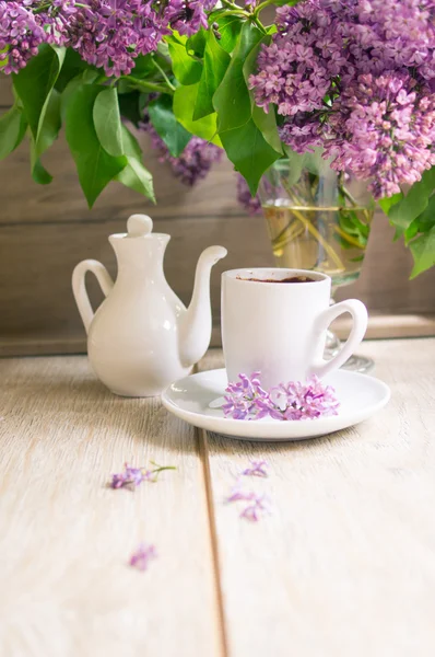 Ljuslila blommor och kaffe — Stockfoto