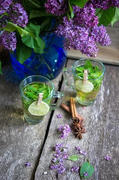 Lilac and mint tea — Stock Photo, Image