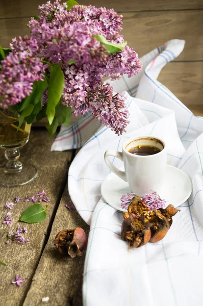 Lila bloemen en koffie — Stockfoto