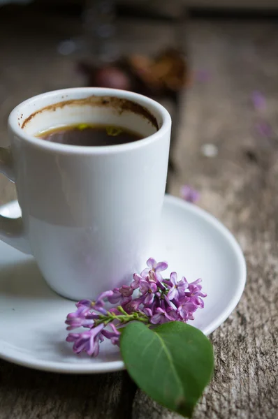 Lilac flower and coffee — Stock Photo, Image