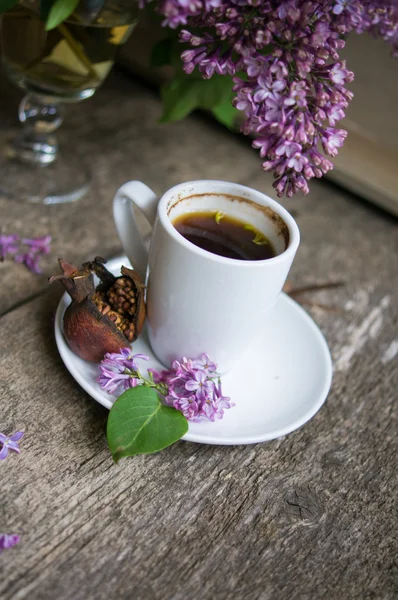 Lila bloemen en koffie — Stockfoto