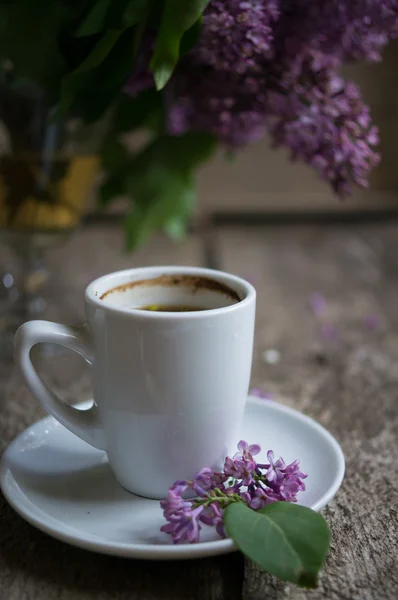 Сирень цветы и кофе — стоковое фото