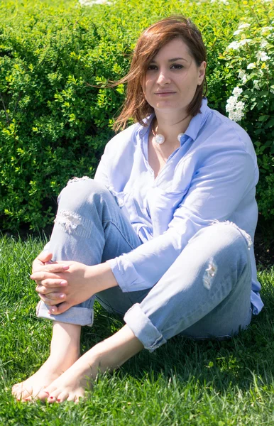 Mujer agradable retrato al aire libre — Foto de Stock