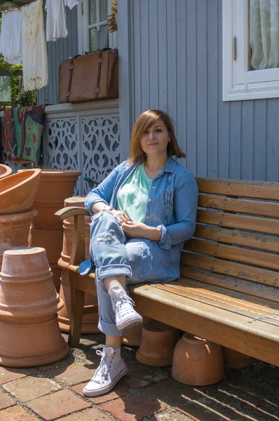 Mooie jonge vrouw buiten — Stockfoto