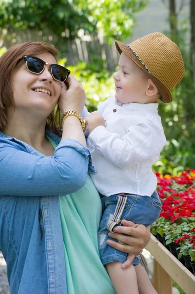 Pequeño niño con su mamá —  Fotos de Stock