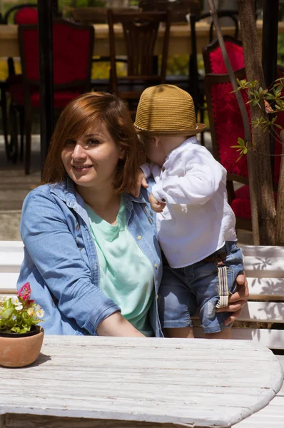 Pequeño niño con su mamá — Foto de Stock