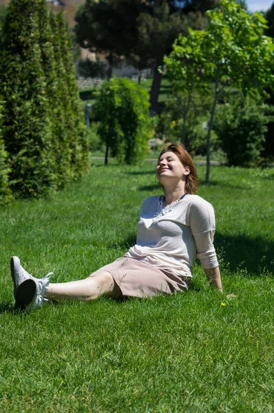 Portret młodej pięknej kobiety — Zdjęcie stockowe