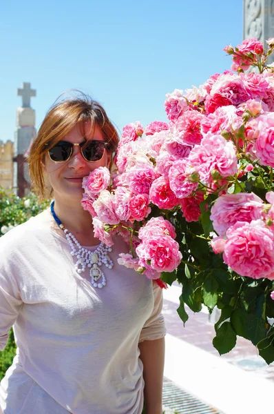 Mulher bonita em um jardim — Fotografia de Stock